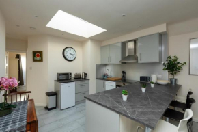 Bright & Contemporary 1bedroom Annexe - Herne Hill!